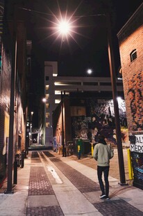 夜晚小巷中的行人身影