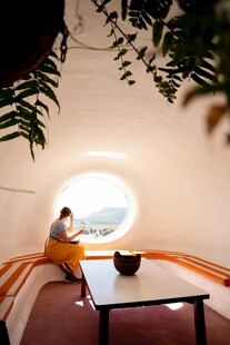 室内圆形窗边的静谧角落