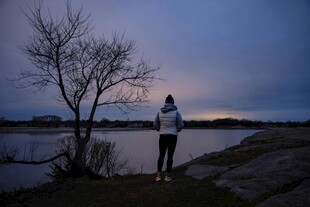 湖畔孤影 静赏黄昏美景