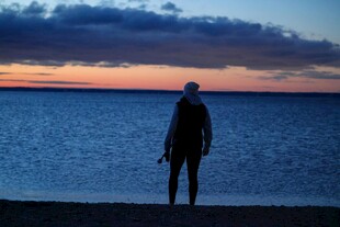 夕阳下海边独站的身影