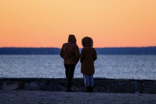 夕阳下情侣海边浪漫漫步