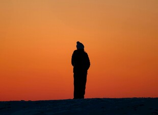 夕阳下的孤独身影