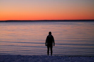 夕阳下独站海边的身影