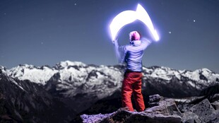 雪山之巅的奇幻光影舞者
