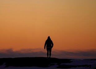 夕阳下的孤独行者