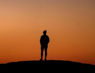 夕阳下的孤独身影