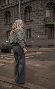 街头漫步的时尚金发女子