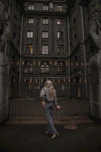 男子立于古老建筑前