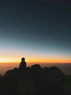 山顶上的日落剪影