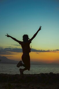 夕阳下跳跃的活力身影