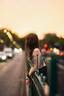 黄昏下独倚栏杆的女子