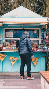 街头小食摊前的顾客