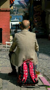 街头背影 独特背包的行人