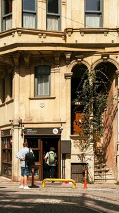 复古风格街角建筑