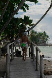 木桥上的海滩漫步者