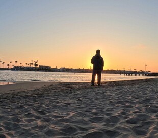 夕阳下海滩上的孤独身影