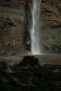 瀑布下的徒步者