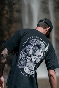 个性骷髅印花黑色T恤背影