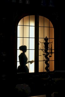 窗前剪影 复古烛台与人物