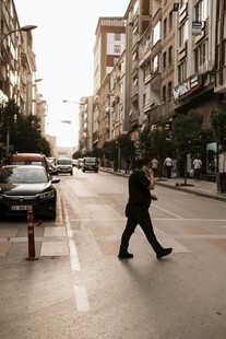 行人于城市街道中穿行