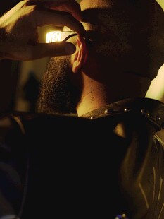 暗光下手持火焰的人物