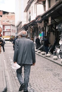 街头行人漫步的日常景象