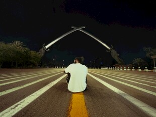 一人独坐道路中央