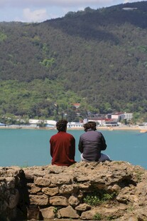 两人坐石赏海景