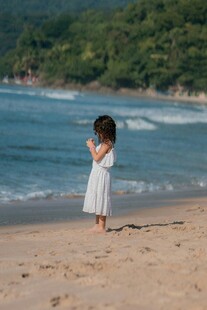 海边白衣小女孩的美好瞬间