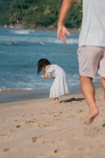 海边父女温馨互动瞬间