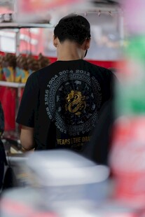 街头烹饪的背影