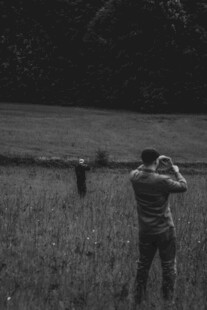 田野中男子专注摄影瞬间