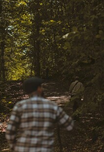 两人在林间徒步前行