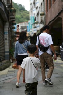 小巷中漫步的行人