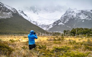 徒步者眺望壮丽雪山风景