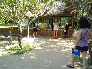  客在户外休闲小屋前驻足