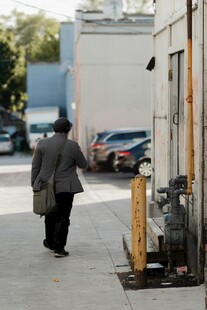 老人走在户外街道边