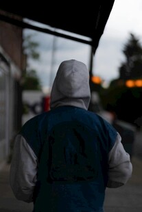 背影中的孤独行者