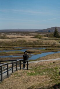 草原河畔观景的人