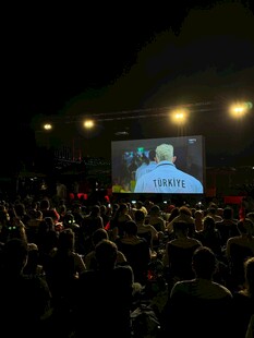 露天观影现场人群欢聚