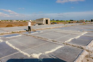 户外大型光伏板铺设场景