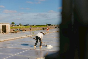 屋顶工人进行施工劳作