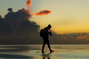 夕阳下徒步的背包旅行者