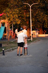 夜晚公园中漫步的温馨场景