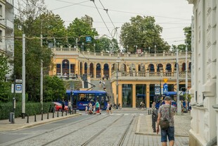 城市中复古有轨电车场景