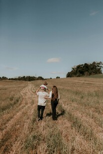 田野中漫步的三人身影