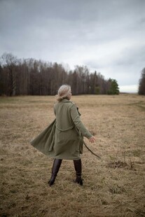 旷野中独行的女子