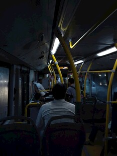 公交车内乘客安静乘车场景