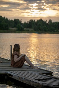 夕阳下独坐码头的孩童