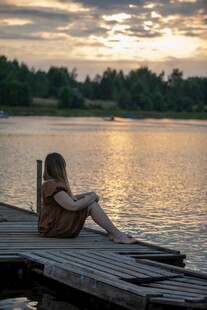 夕阳下独坐码头的女子